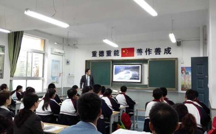 天津工业大学电子与信息工程学院校园一角